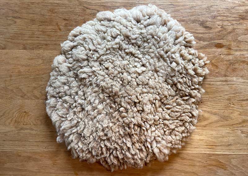 Ein wolligweiches Sitzfell mit Wolle aus den Bündner Alpen. Passt auf jeden Stuhl oder Hocker, ob in der Küche, im Esszimmer, im Auto oder im Büro. Macht jede Sitzgelegenheit komfortabel und behaglich. Einmal probiert für immer verliebt. Die helle Wolle ist nicht heikel auf Schmutz. Denn Wolle ist schmutzabweisend. Und falls doch ein Malheur passiert - die Jawoll-Felle sind waschbar bei 30 Grad im Wollwaschgang mit Wollwaschmittel.