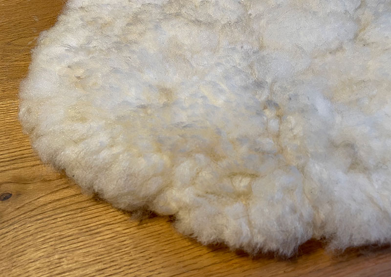 Ein herrlich festes Sitzfell für jeden Stuhl, ob drinnen oder draussen auf der Terrasse. Die helle Wolle ist nicht heikel auf Schmutz. Denn Wolle ist schmutzabweisend. Und falls doch ein Malheur passiert - die Jawoll-Felle sind waschbar bei 30 Grad im Wollwaschgang. 